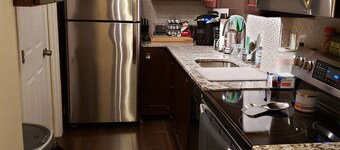 Save Time Commuting! North Side Suite 5 Min Walk to Site Bus Studio Basement