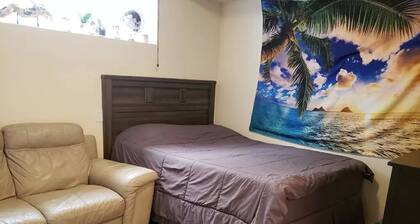 North Side Save 30 min driving to sites 5 min to bus stop Basement Studio.