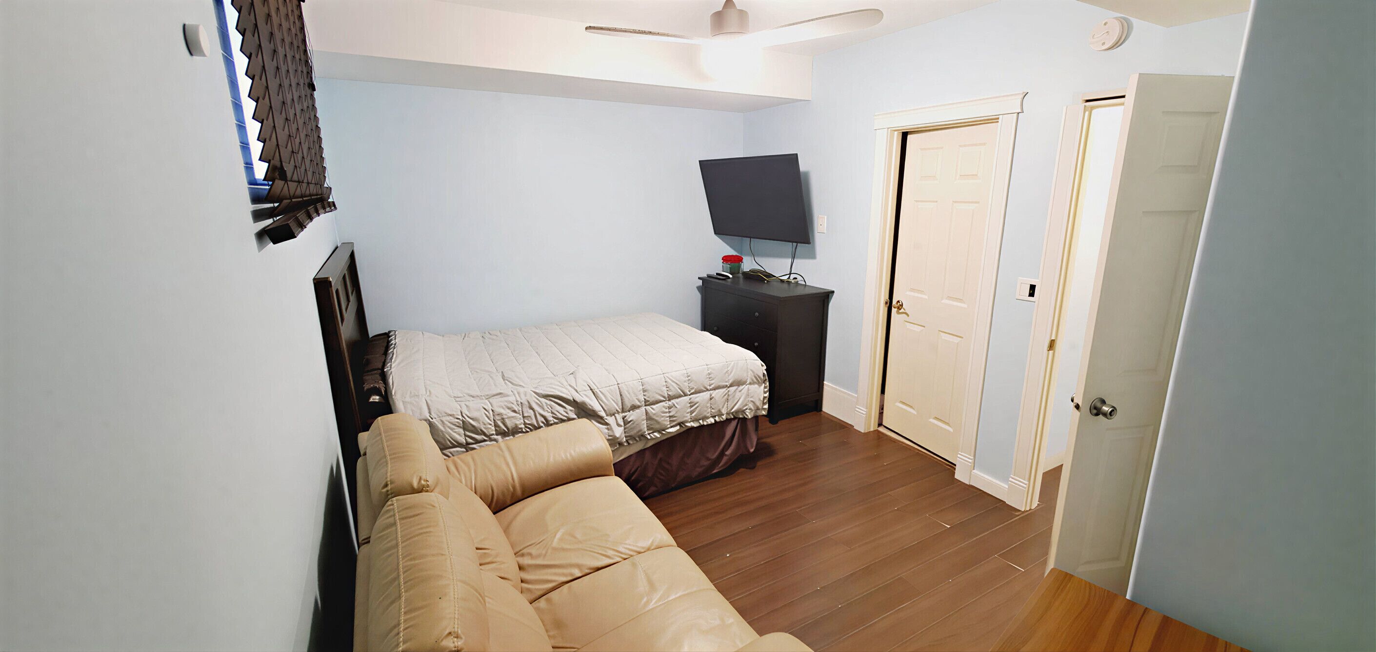 1 sovrum, skrivbord, ljudisolering och strykjärn/strykbräda