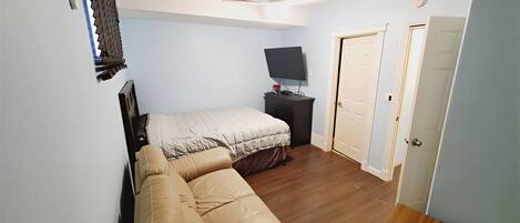 1 sovrum, skrivbord, ljudisolering och strykjärn/strykbräda