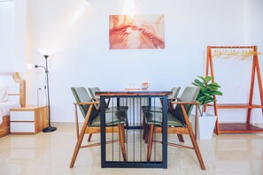 Familienzimmer, Mehrere Betten, Balkon | Essbereich im Zimmer