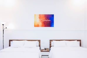 Familienzimmer, Balkon | Minibar, Schreibtisch, Verdunkelungsvorhänge, schallisolierte Zimmer