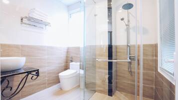 Deluxe Quadruple Room | Bilik Mandi | Pancuran mandi, kelengkapan dandanan diri berjenama, pengering rambut
