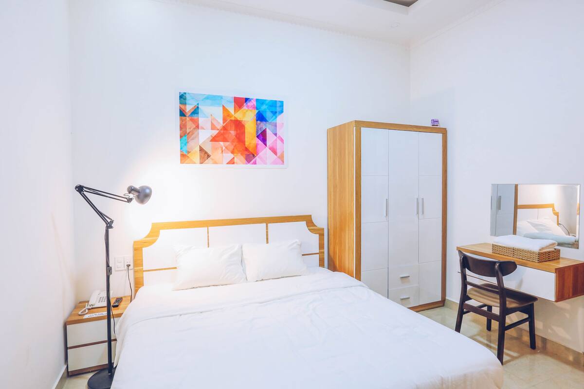 Superior Studio, 1 King Bed | Minibar, desk, blackout drapes, soundproofing