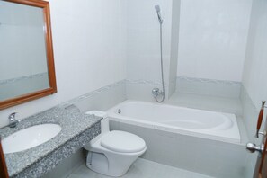 Shower, hydromassage showerhead, free toiletries, slippers