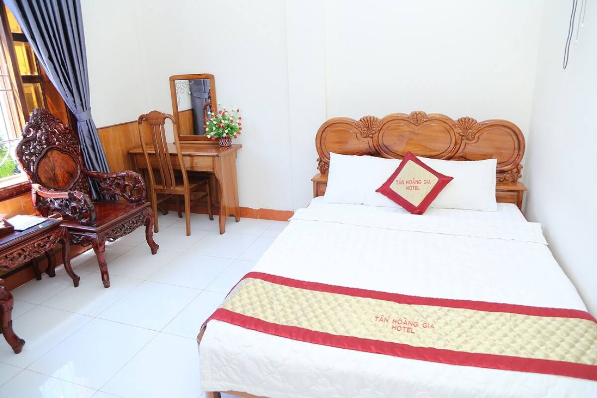 Minibar, desk, blackout curtains, free WiFi