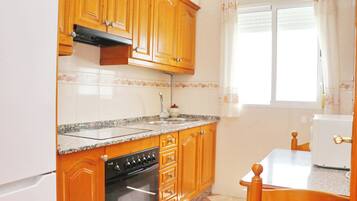 Coffee/tea maker, fridge, microwave, oven