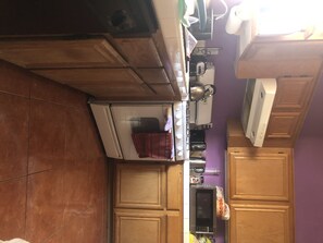 Microondas y utensilios de cocina 