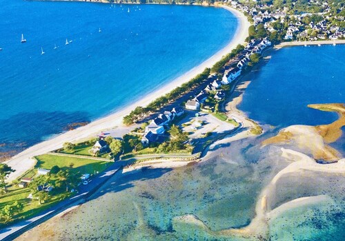 OCEANFRONT, fully renovated 2-bedroom apartment, terrace with a view of Cap Coz Beach, swimming pool.