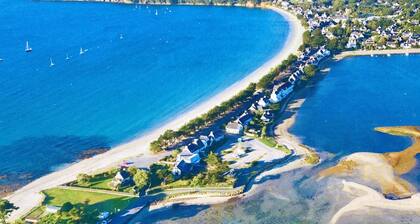OCEANFRONT, fully renovated 2-bedroom apartment, terrace with a view of Cap Coz Beach, swimming pool.