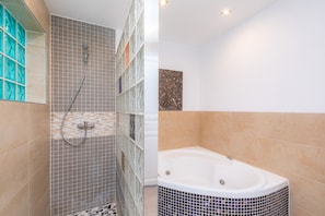 Bathtub, hair dryer, towels - Holiday Home "Sa Gola" with Private Swimming Pool, Terrace & Mountain View & Wi-Fi (Canyamel)