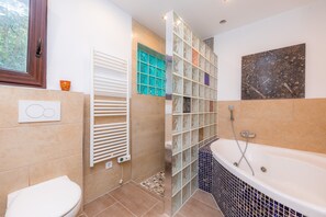 Badewanne, Haartrockner, Handtücher