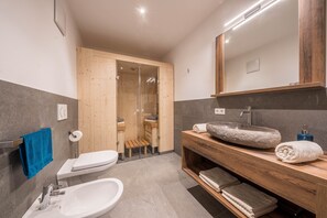 Shower, hair dryer, towels - Holiday Apartment "Thymian - Kuenhof" with Mountain View, Wi-Fi, Garden & Sauna (Vöran)