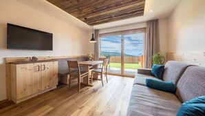 Eine moderne Küche mit Holzschränken, einem Esstisch und Stühlen.