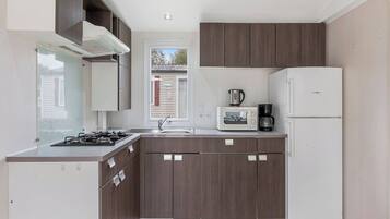 Frigorífic i utensilis de cuina, vaixella i coberteria