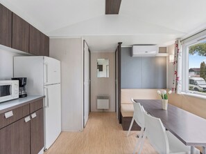 Fridge, cookware/dishes/utensils