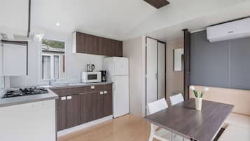 Fridge, cookware/dishes/utensils