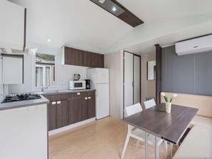 Fridge, cookware/dishes/utensils