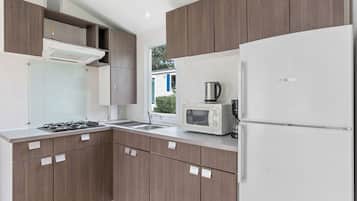 Fridge, cookware/dishes/utensils