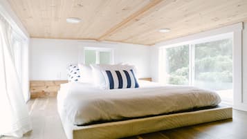 Design huis, 1 queensize bed met slaapbank | Luxe beddengoed, donsdekens, individueel gedecoreerd