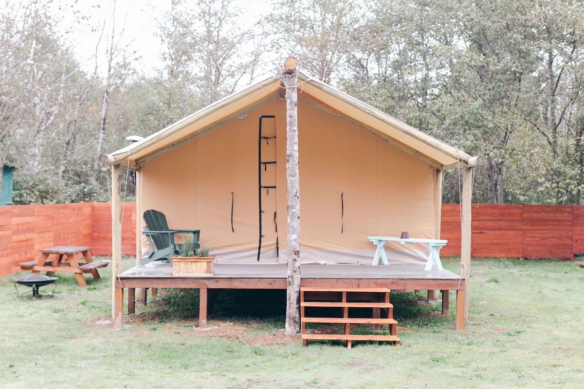 Familie tent, 1 kingsize bed met slaapbank, patio | 1 slaapkamer, luxe beddengoed, donzen dekbedden, individueel gedecoreerd