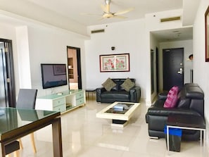 32-英寸液晶电视 （配备有线频道）、电视