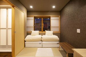 Minibar, decoración personalizada, muebles diferentes y escritorio 