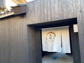 숙박 시설 입구