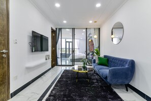 Appartement panoramique, 1 chambre | Salle de séjour | Téléviseur connecté de 55 po avec télévision par câble, téléviseur