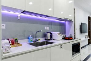 Réfrigérateur, four à micro-ondes, surface de cuisson