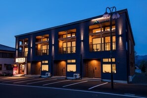 Front of property – evening/night - Hakuba MAHOROBA (Hakuba)