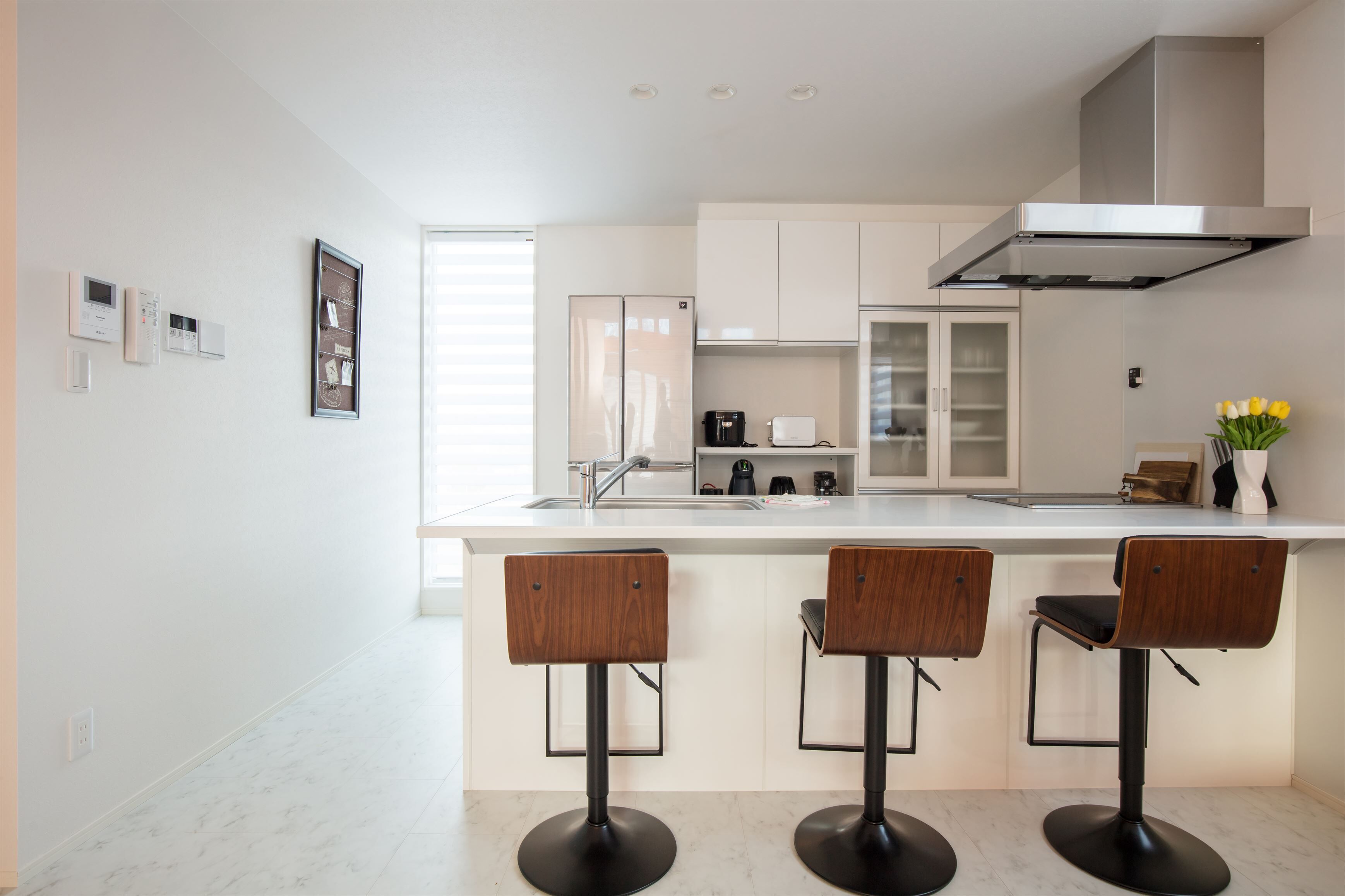 Full-sized fridge, microwave, oven, stovetop