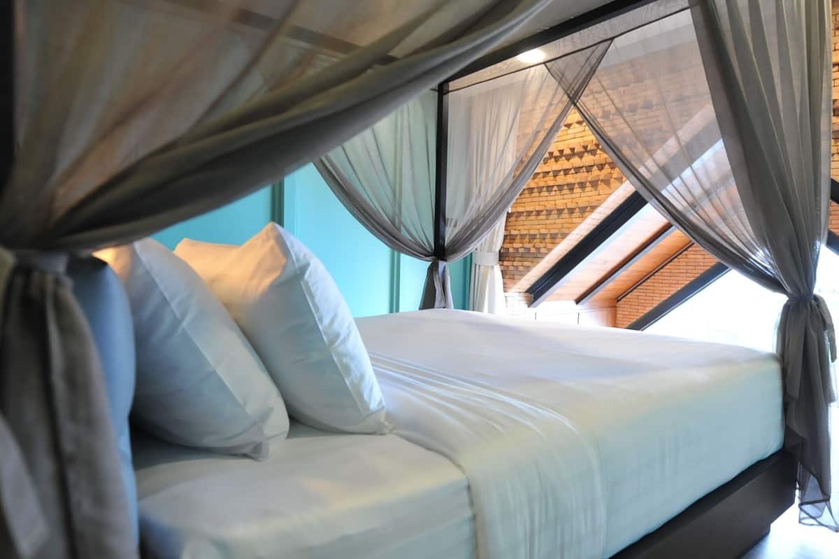 Quarto luxo, 1 cama King | Wi-Fi de cortesia