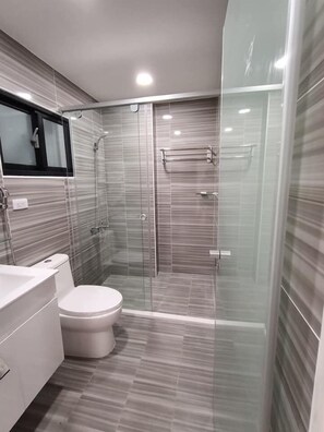 Double Room | Bathroom | Shower, free toiletries, hair dryer, slippers - Hands B&B (Magong)