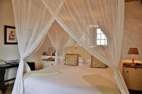 Tabla de planchar con plancha, wifi gratis y ropa de cama . De Hoop Suites