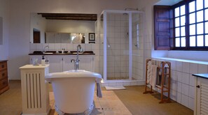 Bañera y ducha independientes, artículos de tocador gratuitos