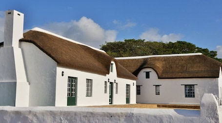 Fachada de la propiedad. De Hoop Suites