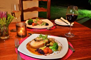 Déjeuner et dîner servis sur place, cuisine locale et internationale
