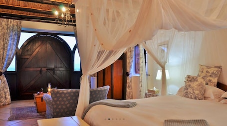 Tabla de planchar con plancha, wifi gratis y ropa de cama . De Hoop Suites