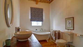 Badewanne und Dusche (separat), kostenlose Toilettenartikel