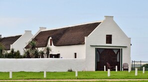 Iron/ironing board, free WiFi, bed sheets - De Hoop Suites (Bredasdorp)