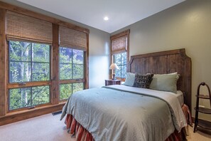 4 bedrooms, desk, iron/ironing board, free WiFi