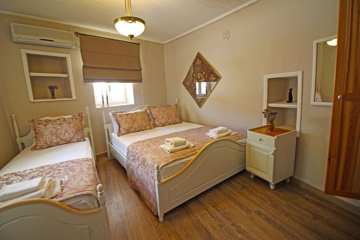 Standard Triple Room | Minibar, free WiFi
