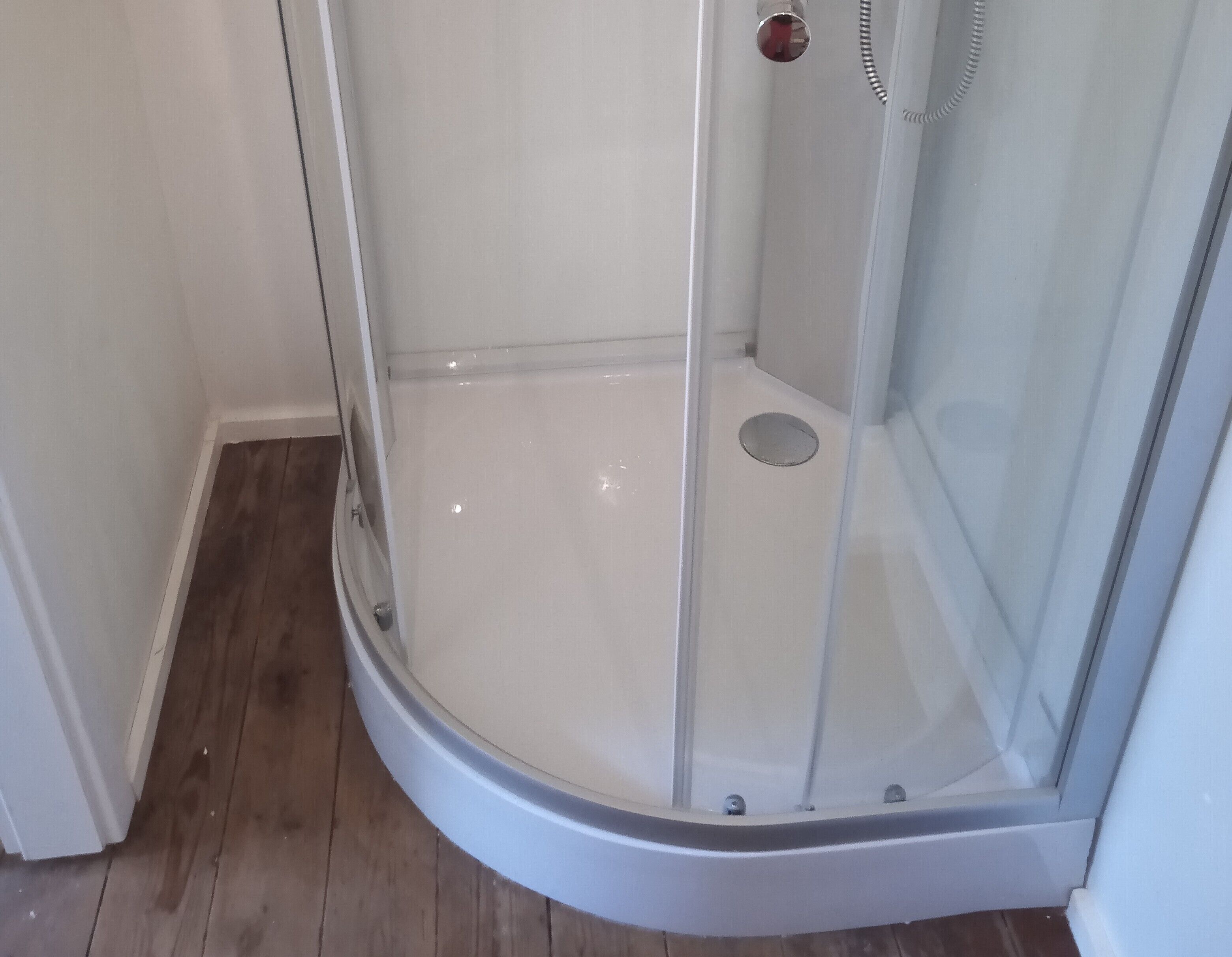 Douche, serviettes fournies, savon, shampoing