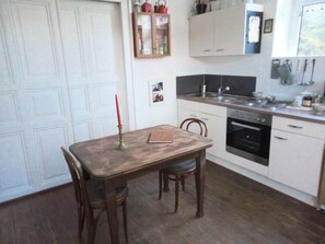 Kylskåp, spishäll, kaffe- och tebryggare och vattenkokare