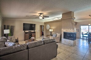 TV, fireplace - Heated Pool, Spa & Mtn Views: Lake Havasu Home! (Lake Havasu City)