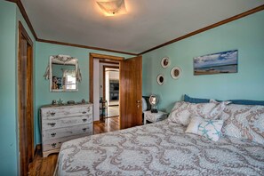 2 bedrooms, iron/ironing board, travel crib, internet - Deck & Beach Access: Waterfront Cape Cod Cottage (Wareham)