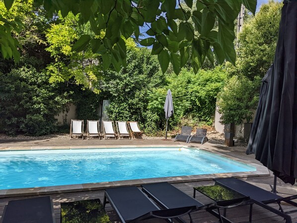 Una piscina al aire libre