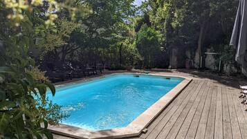 Una piscina al aire libre