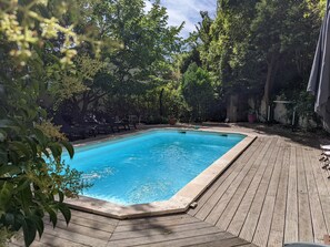 Una piscina al aire libre